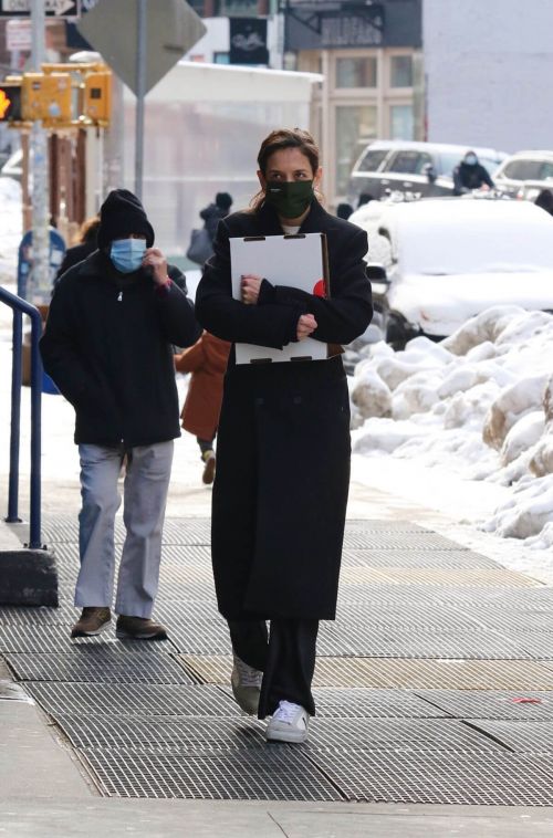 Katie Holmes in Black Over Coat Out for Lunch in New York 02/11/2021 4