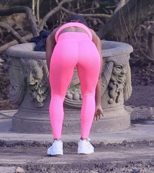 Alexandra Burke Complete Her Sports Look in Bold Pink Sportswear as She Workout at a Park in London 03/10/2021 3
