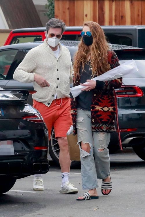 Anna Osceola with Boyfriend Jon Hamm in Casual Look Out for Shopping at Gelson