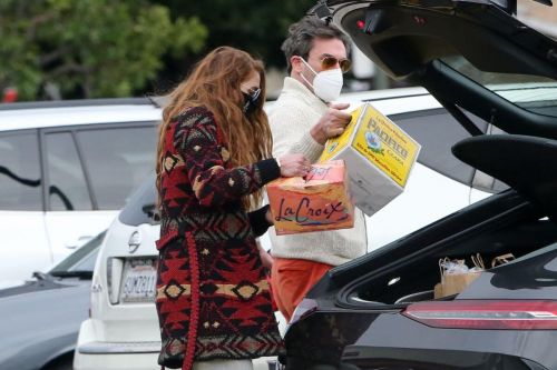 Anna Osceola with Boyfriend Jon Hamm in Casual Look Out for Shopping at Gelson