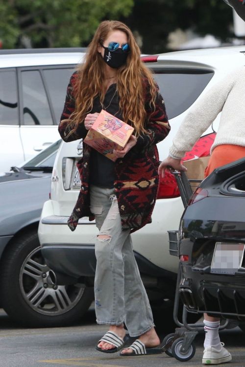 Anna Osceola with Boyfriend Jon Hamm in Casual Look Out for Shopping at Gelson