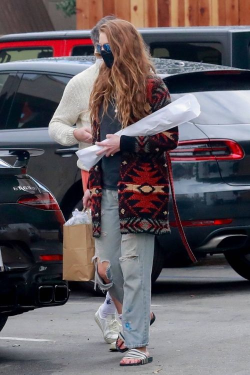 Anna Osceola with Boyfriend Jon Hamm in Casual Look Out for Shopping at Gelson