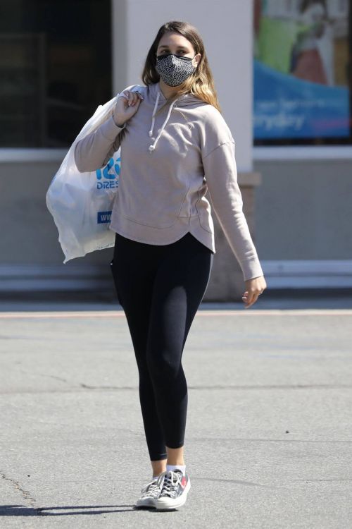 April Love Geary Looks Effortlessly Chic in Hoodie with Jeggings as She is Shopping at Ross in Los Angeles 03/12/2021 6