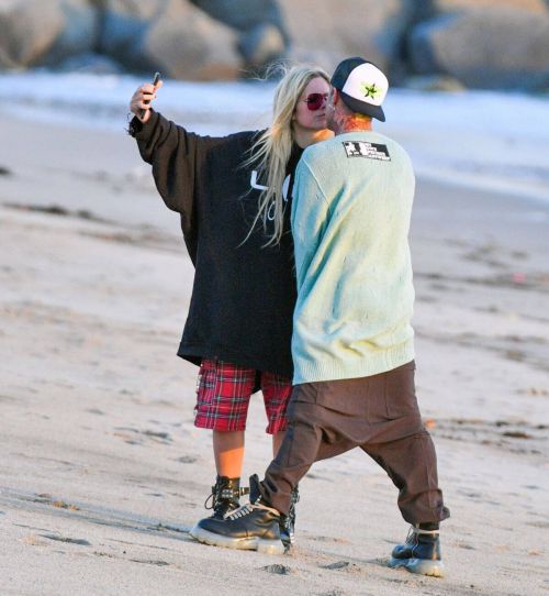 Avril Lavigne and Her Boyfriend Mod Sun Out at a Beach in Santa Monica 03/11/2021 12