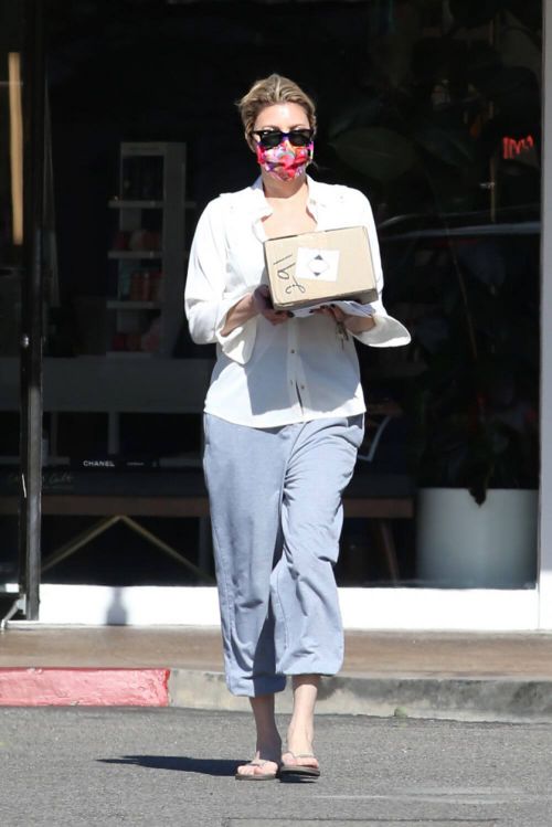 Brandi Glanville Spotted at a Post Office in Bel-Air 03/08/2021