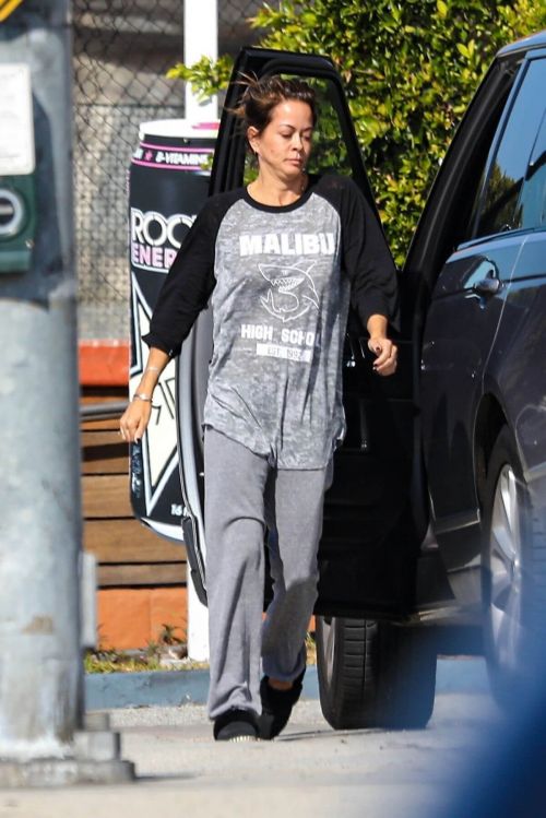 Brooke Burke Fuels Up Her Range Rover at Santa Monica Gas Station 03/13/2021 2