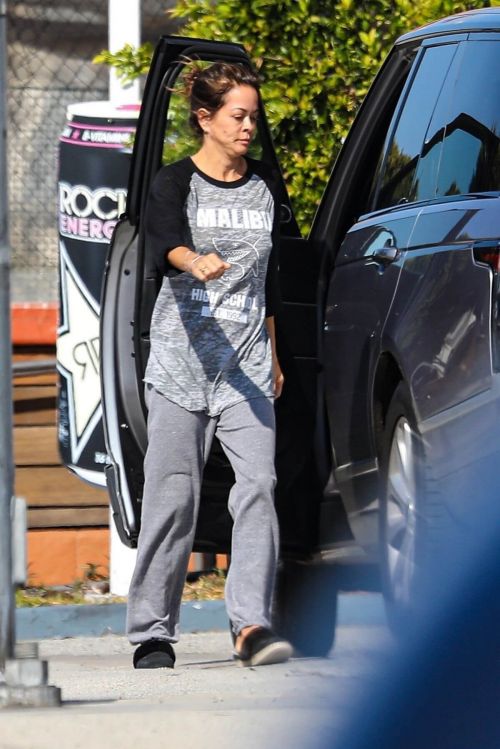 Brooke Burke Fuels Up Her Range Rover at Santa Monica Gas Station 03/13/2021 5