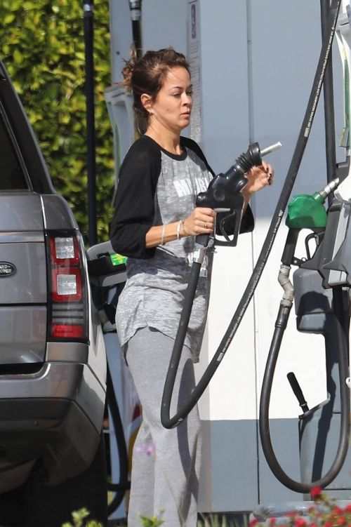 Brooke Burke Fuels Up Her Range Rover at Santa Monica Gas Station 03/13/2021 3