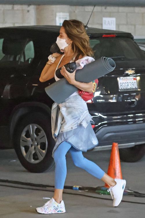 Brooke Burke Shows Off Her Arms At Workout Class in Malibu 02/24/2021 1