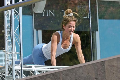 Brooke Burke Shows Off Her Arms At Workout Class in Malibu 02/24/2021 8