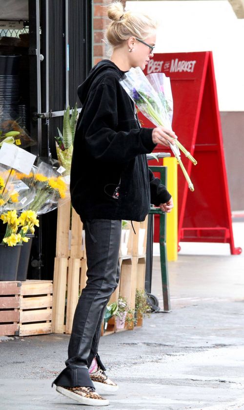 Brooke Perry Day Out for Buying Flowers in West Hollywood 03/10/2021 4