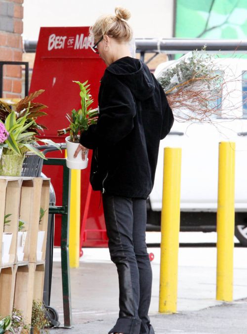 Brooke Perry Day Out for Buying Flowers in West Hollywood 03/10/2021 5