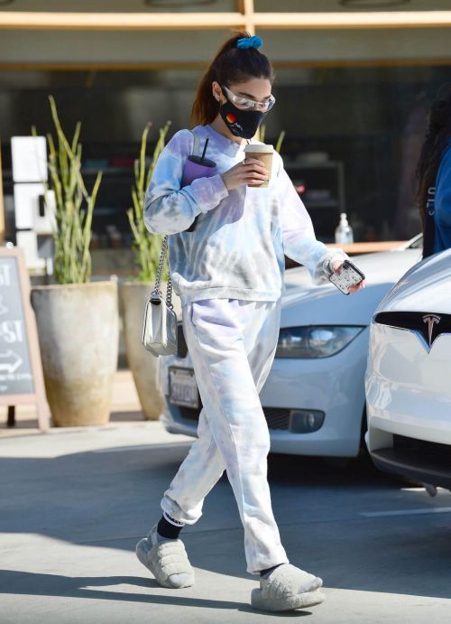 Chantel Jeffries Steps Out for Coffee in Los Angeles 03/21/2021 4
