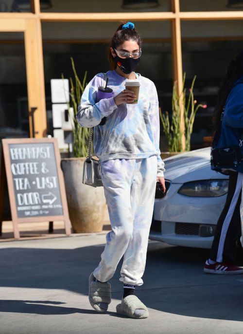 Chantel Jeffries Steps Out for Coffee in Los Angeles 03/21/2021 3
