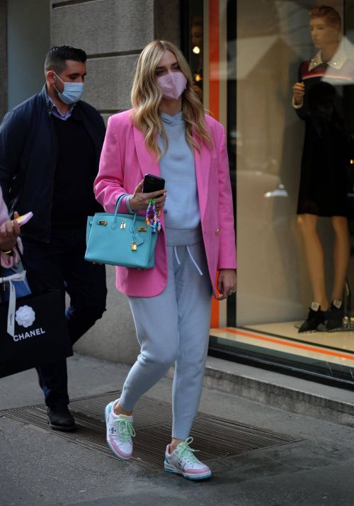 Chiara Ferragni in a Pink Blazer Out for Shopping in Milan 03/12/2021 4