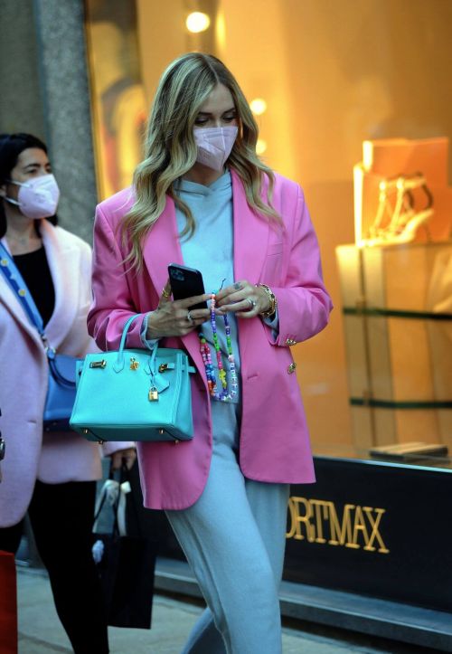 Chiara Ferragni in a Pink Blazer Out for Shopping in Milan 03/12/2021 5