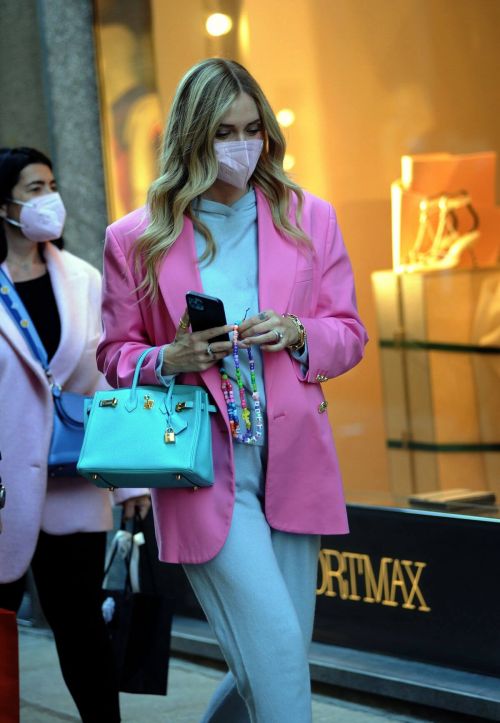 Chiara Ferragni in a Pink Blazer Out for Shopping in Milan 03/12/2021 3