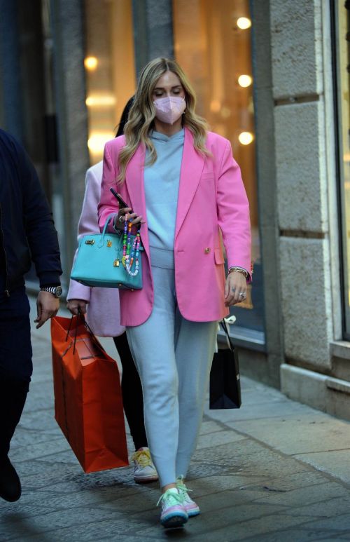 Chiara Ferragni in a Pink Blazer Out for Shopping in Milan 03/12/2021 6