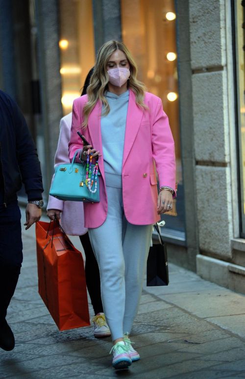 Chiara Ferragni in a Pink Blazer Out for Shopping in Milan 03/12/2021 4