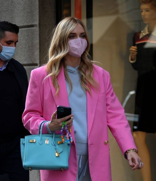 Chiara Ferragni in a Pink Blazer Out for Shopping in Milan 03/12/2021 6