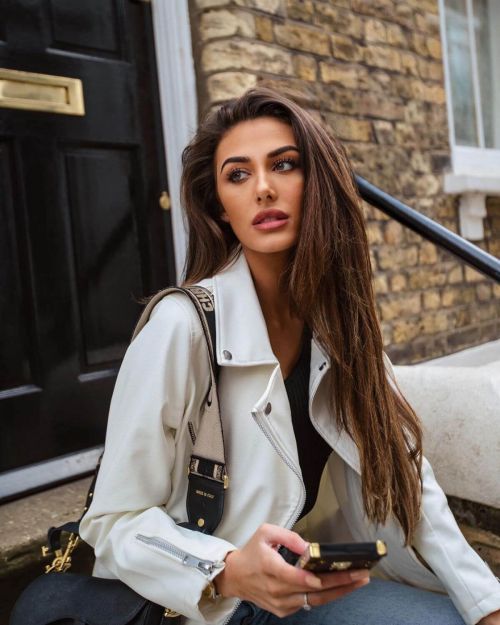 Chloe Veitch Shared Instagram Photos 03/23/2021 1