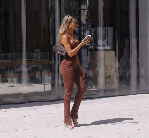 Cindy Prado Looks Effortlessly Chic at a Photoshoot in Miami 03/10/2021
