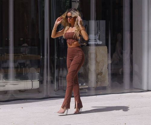 Cindy Prado Looks Effortlessly Chic at a Photoshoot in Miami 03/10/2021 1