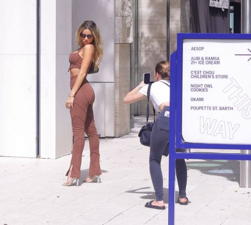 Cindy Prado Looks Effortlessly Chic at a Photoshoot in Miami 03/10/2021 3