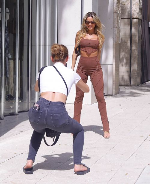 Cindy Prado Looks Effortlessly Chic at a Photoshoot in Miami 03/10/2021 4