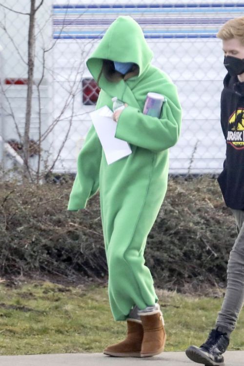 Daisy Edgar-Jones is Seen on the Set of Fresh in Vancouver 03/18/2021