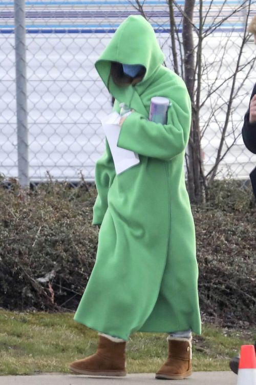 Daisy Edgar-Jones is Seen on the Set of Fresh in Vancouver 03/18/2021 1
