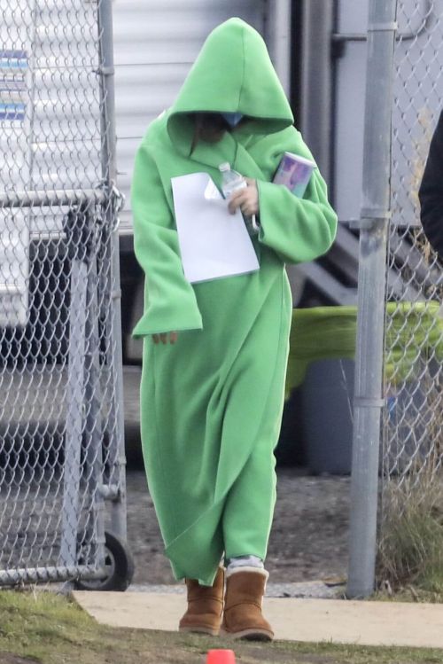 Daisy Edgar-Jones is Seen on the Set of Fresh in Vancouver 03/18/2021 2