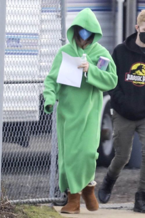 Daisy Edgar-Jones is Seen on the Set of Fresh in Vancouver 03/18/2021 3