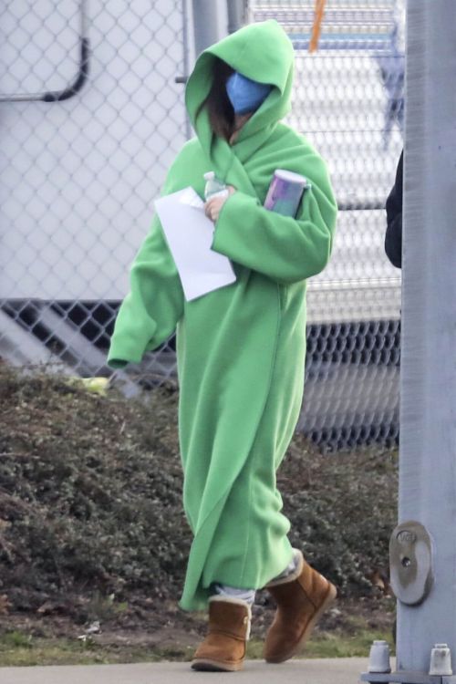 Daisy Edgar-Jones is Seen on the Set of Fresh in Vancouver 03/18/2021 6