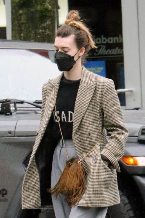 Daisy Edgar-Jones wears Check Blazer while Out for Shopping in Vancouver 03/14/2021 4