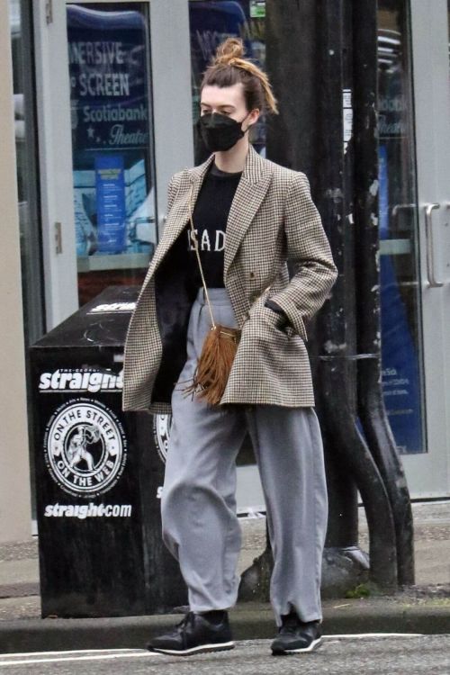 Daisy Edgar-Jones wears Check Blazer while Out for Shopping in Vancouver 03/14/2021 3