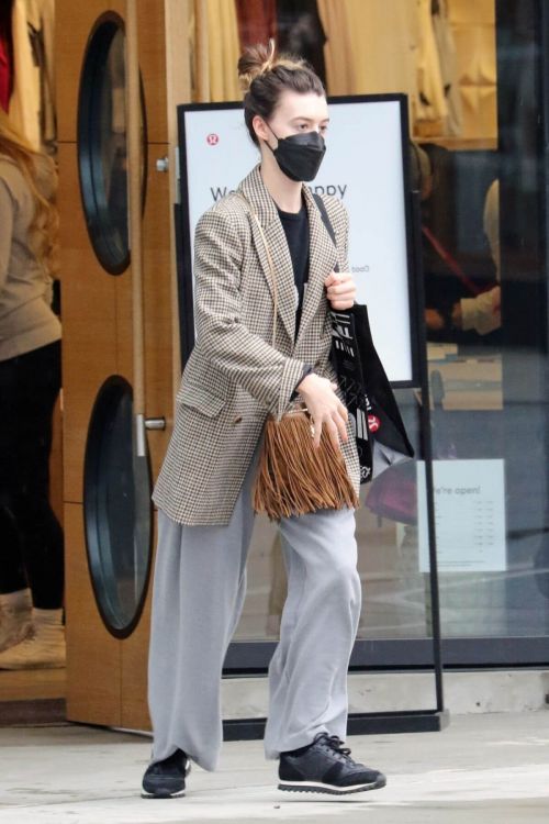 Daisy Edgar-Jones wears Check Blazer while Out for Shopping in Vancouver 03/14/2021 4