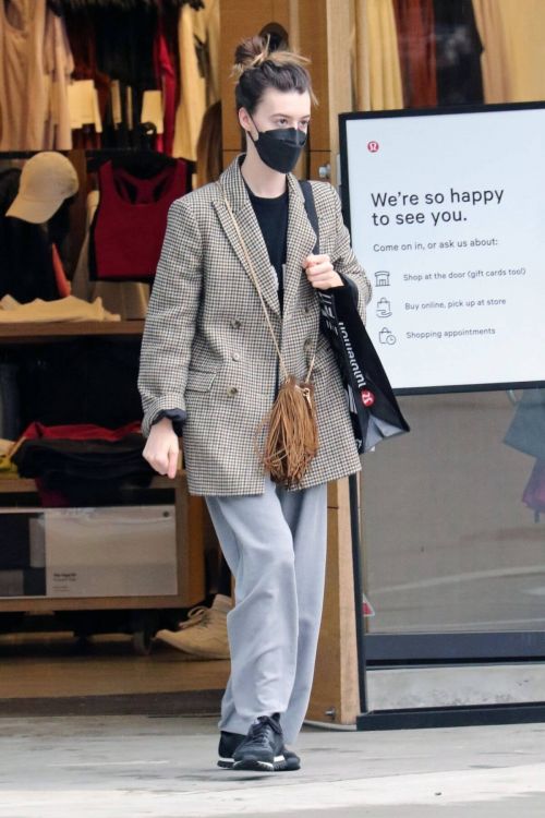 Daisy Edgar-Jones wears Check Blazer while Out for Shopping in Vancouver 03/14/2021 3