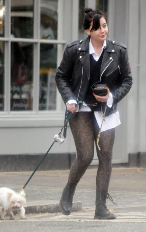 Daisy Lowe Day Out with Her Dog in Primrose Hill 03/25/2021 5