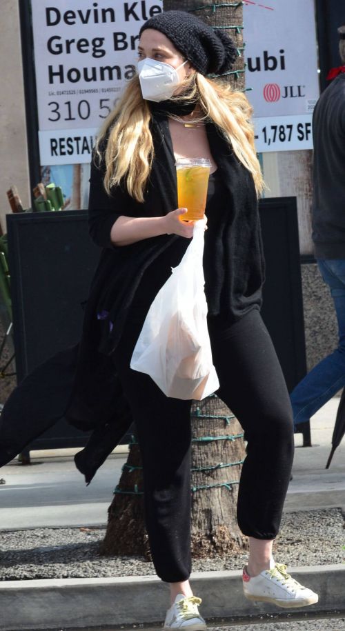 Elizabeth Berkley in Black Outfit Out and About in Beverly Hills 03/10/2021 1