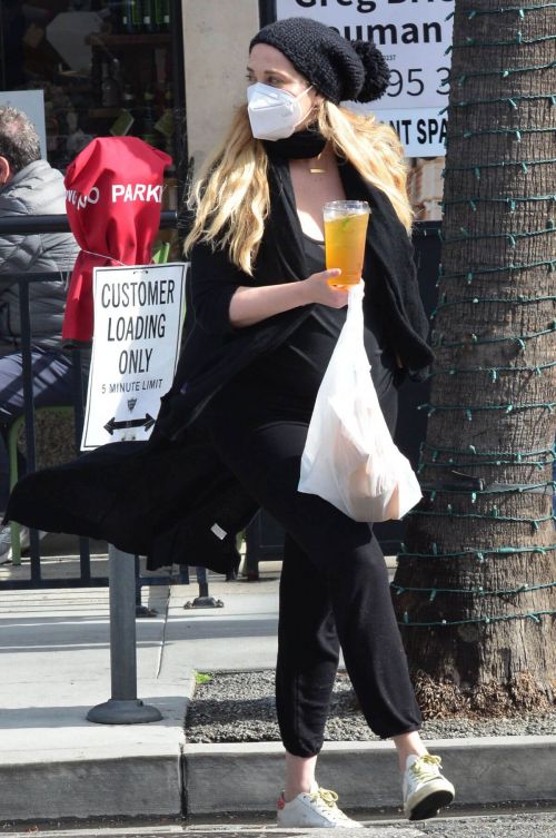 Elizabeth Berkley in Black Outfit Out and About in Beverly Hills 03/10/2021 3