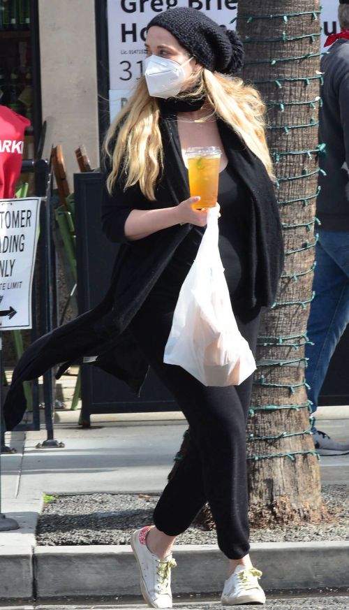 Elizabeth Berkley in Black Outfit Out and About in Beverly Hills 03/10/2021 6