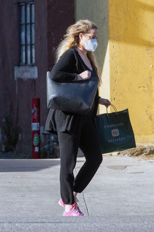 Elizabeth Berkley is Leaving Sweet Green in Los Angeles 03/25/2021 4