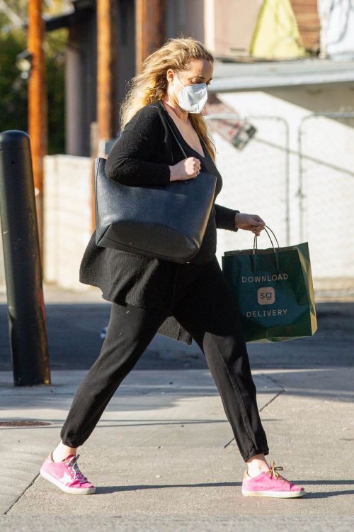 Elizabeth Berkley is Leaving Sweet Green in Los Angeles 03/25/2021 5