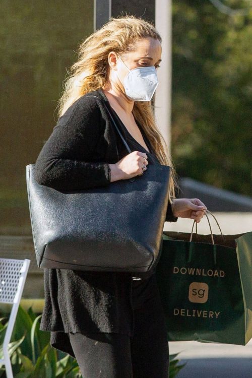 Elizabeth Berkley is Leaving Sweet Green in Los Angeles 03/25/2021 7