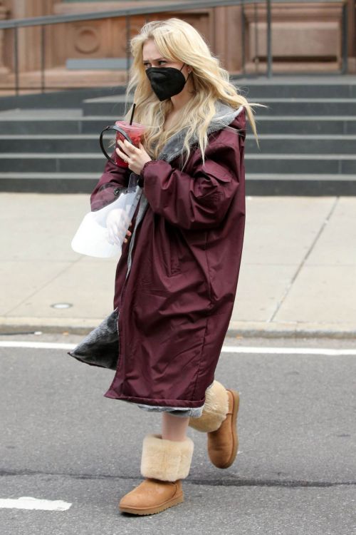 Emily Alyn Lind is Seen on the Set of Gossip Girl in New York 03/23/2021 3