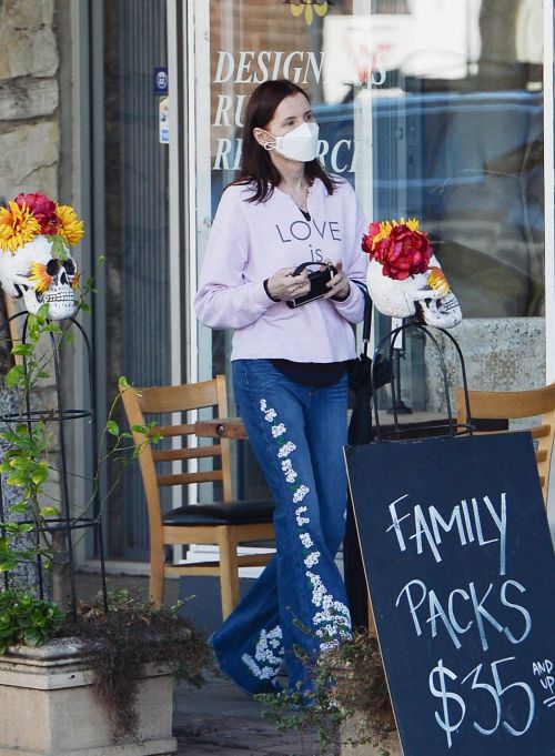 Geena Davis Out in Los Angeles 03/22/2021 6