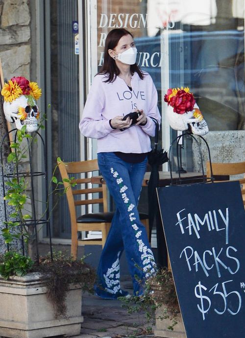 Geena Davis Out in Los Angeles 03/22/2021 7