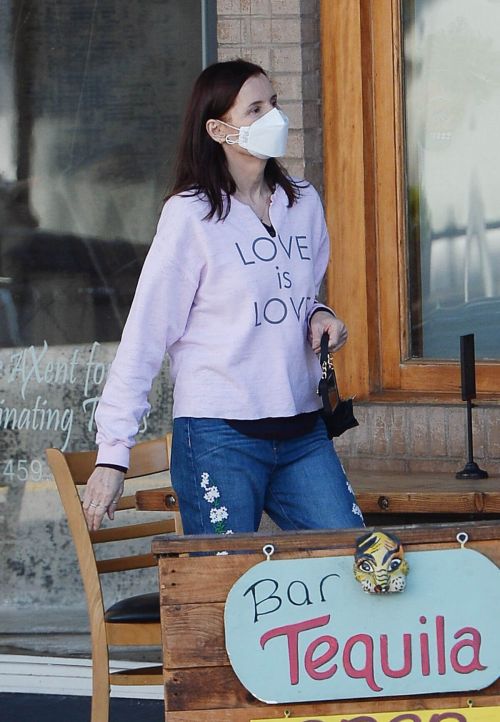 Geena Davis Out in Los Angeles 03/22/2021 9