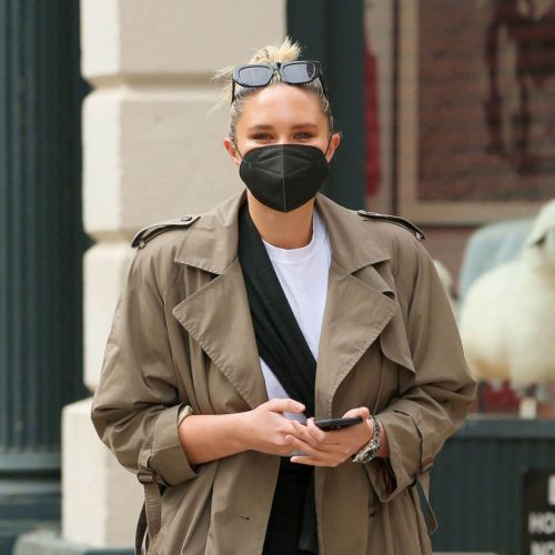 Georgina Burke Day Out in New York 03//24/2021 6